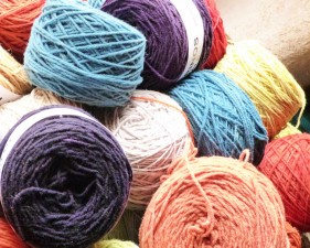teintures végétales; laine à tricoter mérinos.